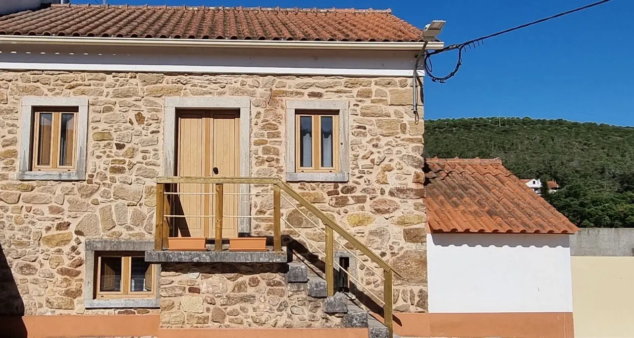 Fachada de pedra da Casa Pregueira