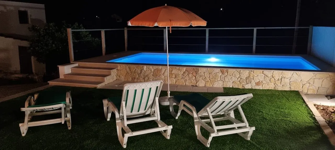 Casa Pregueira — piscina à noite