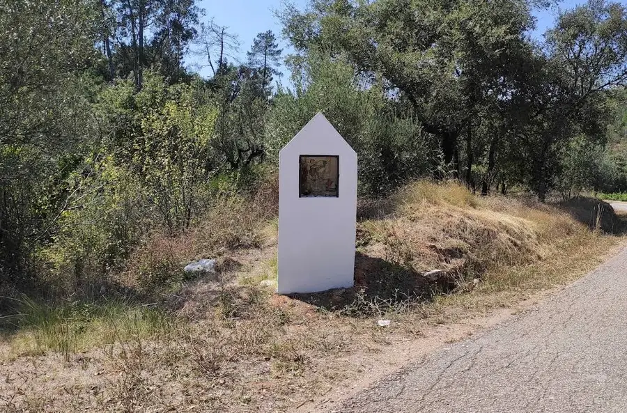 Alminhas à beira da estrada, no Caminho de Santiago, em Alvaiázere