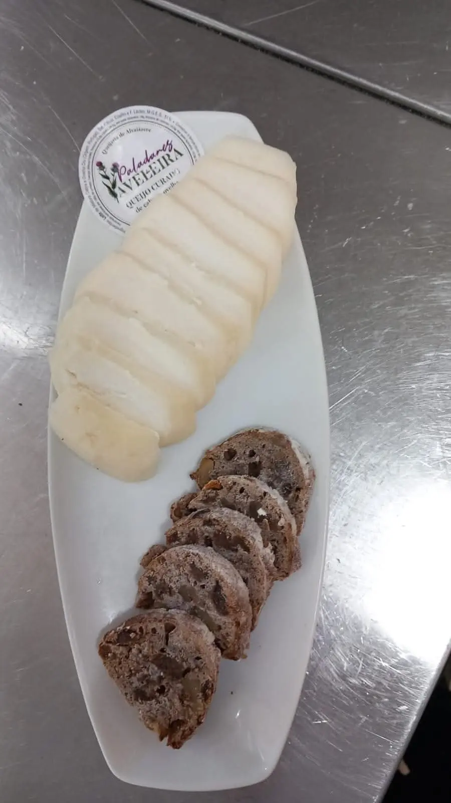 Queijo Paladares da Aveleira servido à mesa